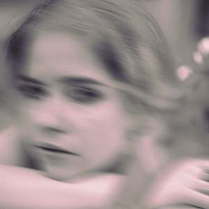 Дівчинка з косичками