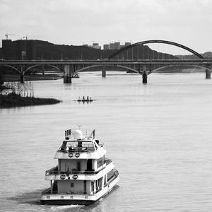 给抱着盒子的姑娘