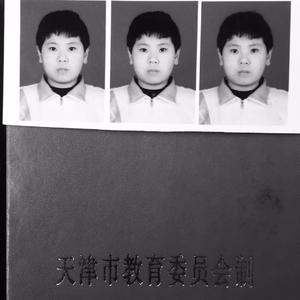 补习班的门口高挂我的黑白照片