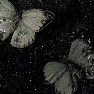 我学不会快乐，却精通了难过