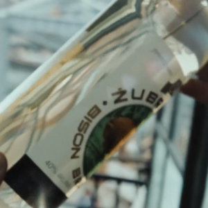 带野牛草的伏特加