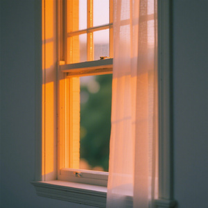 窗沿的橘光