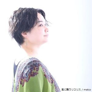 風に舞うリコリス