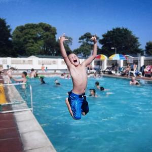 Daydream (feat. Miko Tantana)