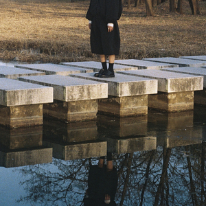 훌쩍이던 사람들도 걷는다