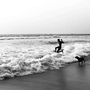 今天夕阳真美风也恰好怡人，碰巧冰箱有橘子汽水，于是我拿出香薰假装自己在夏天傍晚的沙滩上吹着海风看日落