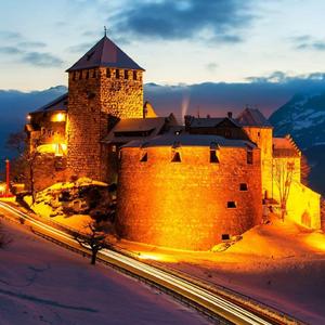 she around cuz she wanna shine