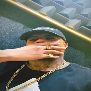 Vem no colo x cara de santinha