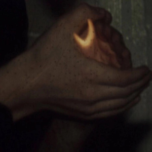 她离月亮比较近