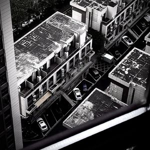 淋雨的我想紧紧相拥 你松开我的手