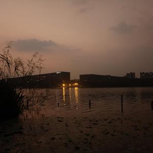 在冬日的松山湖里