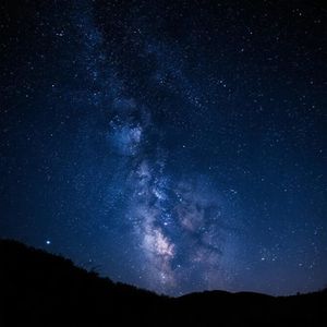 夜空繁星诉无言