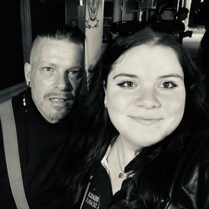 Rólunk szól (feat. Anna)