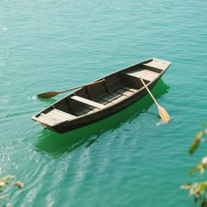 碧波泛舟