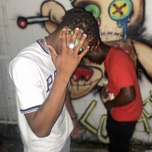 hold'n in (feat. Gimme Mo DD)