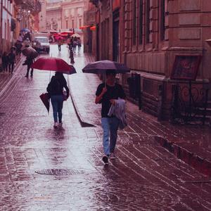 Gocce Lente in una Giornata Grigia