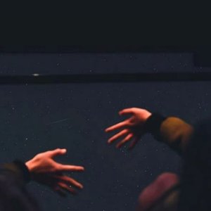 短暂的交汇轨迹 却让我用整个青春来忘记