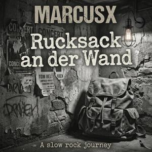 Rucksack an der Wand
