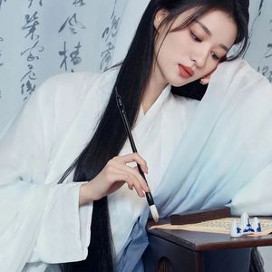 共伞走过悠长雨巷