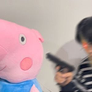 乔治：感觉身后不对劲~开枪!(小猪佩奇)