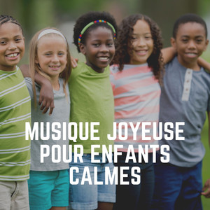 Les filles et les garçons sortent pour jouer à la comptine