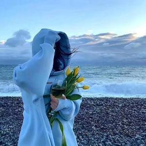 土坡上的狗尾草