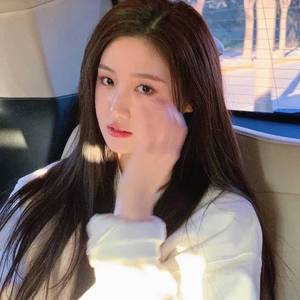 石头凌空而起形成一道彩虹般弧线