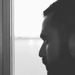 מעדיף לשבת לבד עם הטלפון