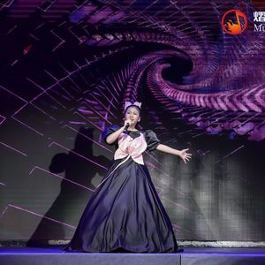 风雨彩虹铿锵玫瑰