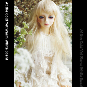 At the Cold Yet Warm White Scent