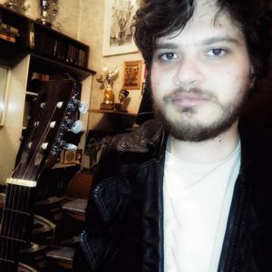 Под портретом Хэмингуэя