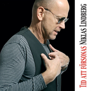 Vid ett fönsterbord mot parken