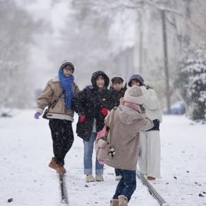 玻璃海与纸月亮