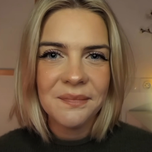 Mouvements Doux Des Mains Et Sablier À Eau