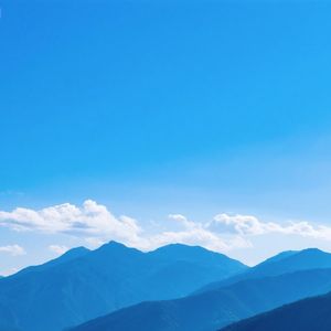 远山晴空蓝
