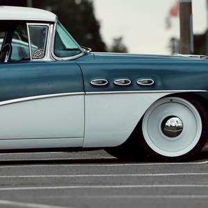 FLYEST WHITE DUDE YOU KNOW