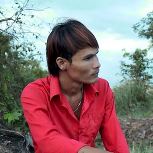 នៅមុខស្រលាញ់បងក្រោយខ្នងស្រលាញ់គេ