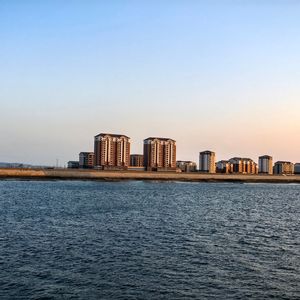 黄昏暖光下的暮色遐想