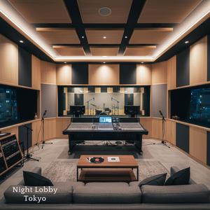 青山の深い緑と夜の光