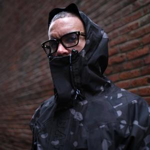 Caresser Shields (feat. 4thathree)