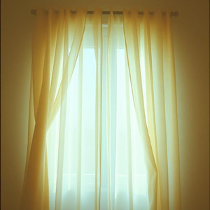 静かに揺れるカーテンの隙間から