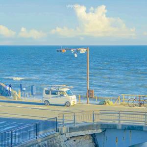 青いプリズム