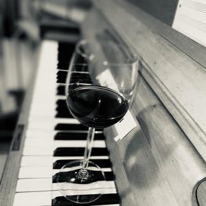 Rotwein am Piano
