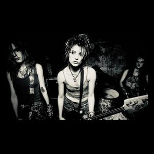 Papīra spārni virs betona