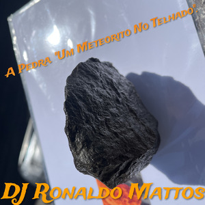 A Pedra. "Um Meteorito No Telhado."