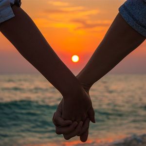 多想再次牵你的手