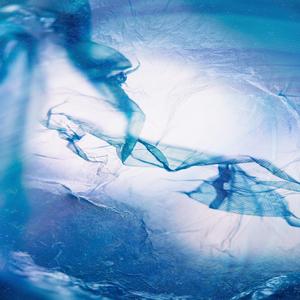 二人の恋人の間で引き裂かれた