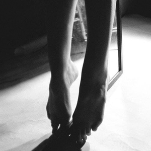 человек, который входит в комнату