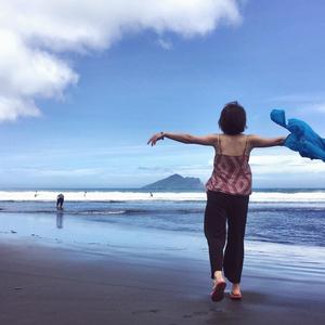 我俩永隔一江水-沛瑾