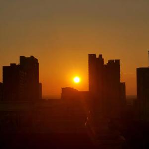 城市归于繁荣，夜空归于繁星